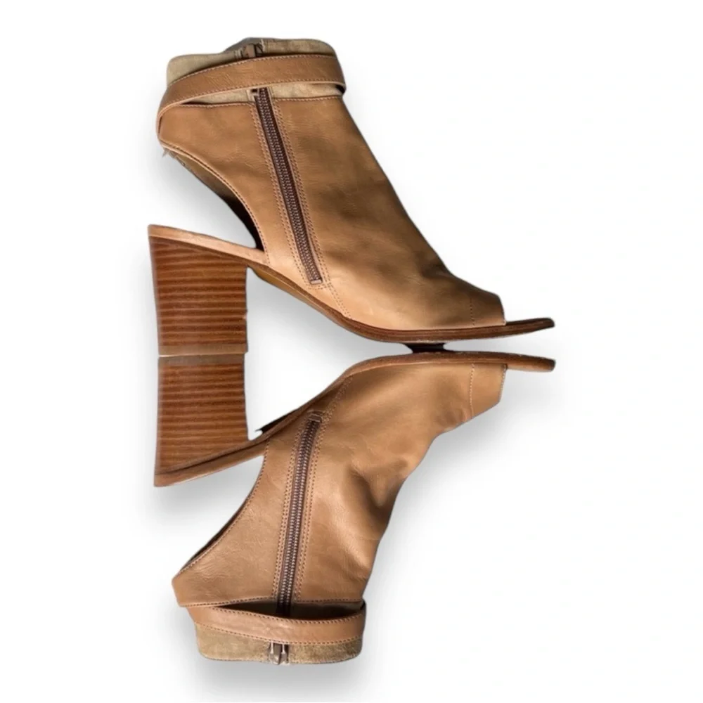 Vince JANE peep toe block heel ankle bootie  Size 7 Narrow 7N beige